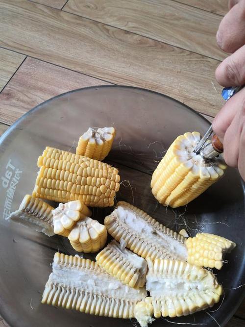 玉米如何煮熟钓鱼视频，煮熟的玉米怎么制作鱼饵料