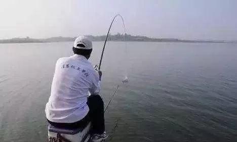 钓鱼如何提空竿，钓鱼如何提空竿钓鱼